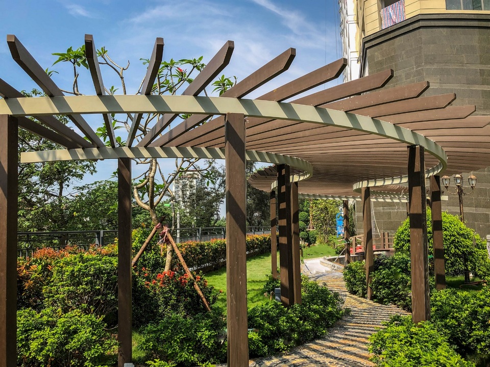 Khám phá điểm nhấn cảnh quan kiến trúc mới giữa lòng Thủ đô - 2 Khu tiểu cảnh bên trong dự án được chăm chút với nhiều cây xanh và lối đi dạo bộ thoáng đãng