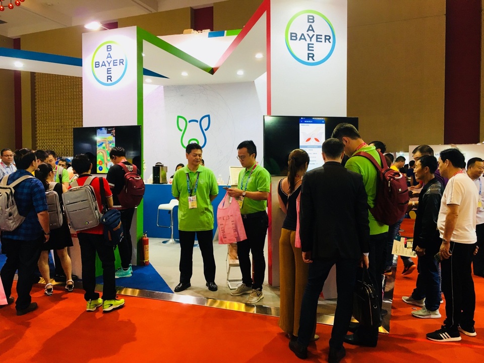 Bayer thúc đẩy trao đổi khoa học và ứng dụng kỹ thuật số trong chăn nuôi heo - 2 Khách tham quan IPVS 2018 hào hứng trải nghiệm các hoạt động tại gian hàng.