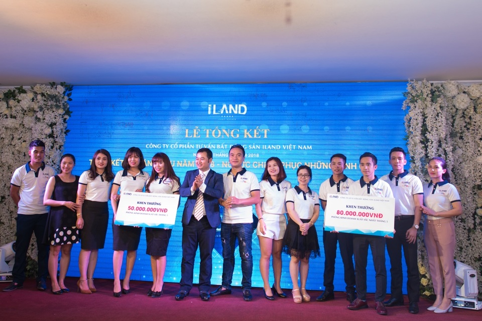 Doanh nghiệp bất động sản Hà Nội thưởng lớn cho nhân viên - 2 Ông Nguyễn Quốc Tú trao thưởng cho 2 phòng Kinh doanh xuất sắc