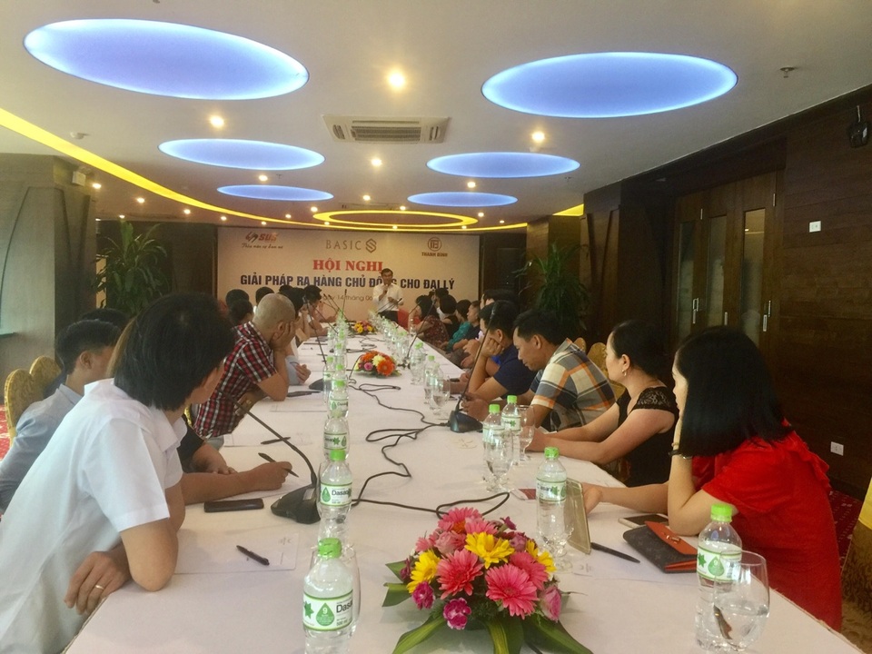 Ông Nguyễn Quang Bình - Giám đốc điều hành Tập đoàn Basics Châu Á Thái Bình Dương chia sẻ trong cuộc họp nội bộ các đại lý tại Nghệ An