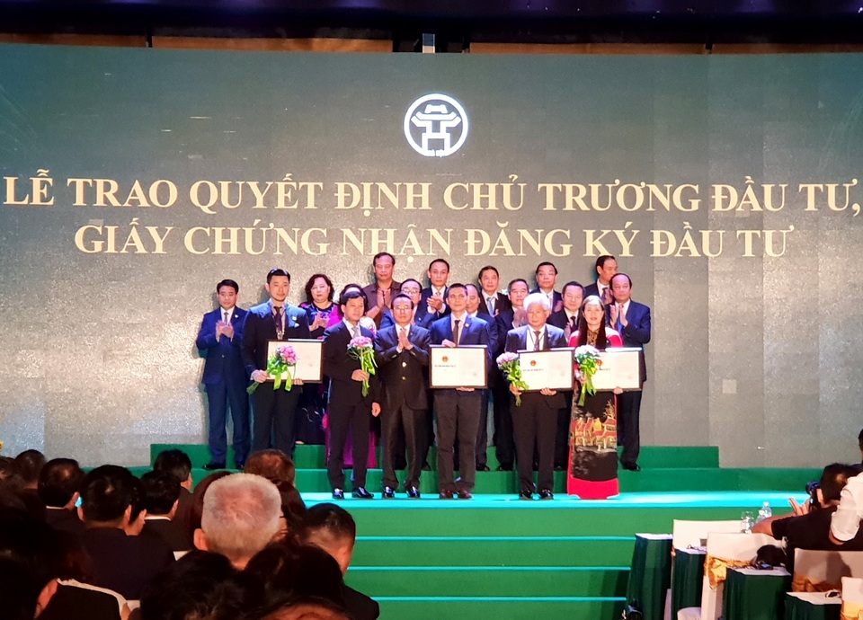 Tân Hoàng Minh đón nhận bằng khen của Thủ tướng Chính phủ - 2 Ông Đỗ Hoàng Việt - Đại diện Tập đoàn (ngoài cùng bên trái) đón nhận Giấy chứng nhận đăng ký đầu tư dự án BT Hoàng Mai từ đại diện UBND Tp. Hà Nội