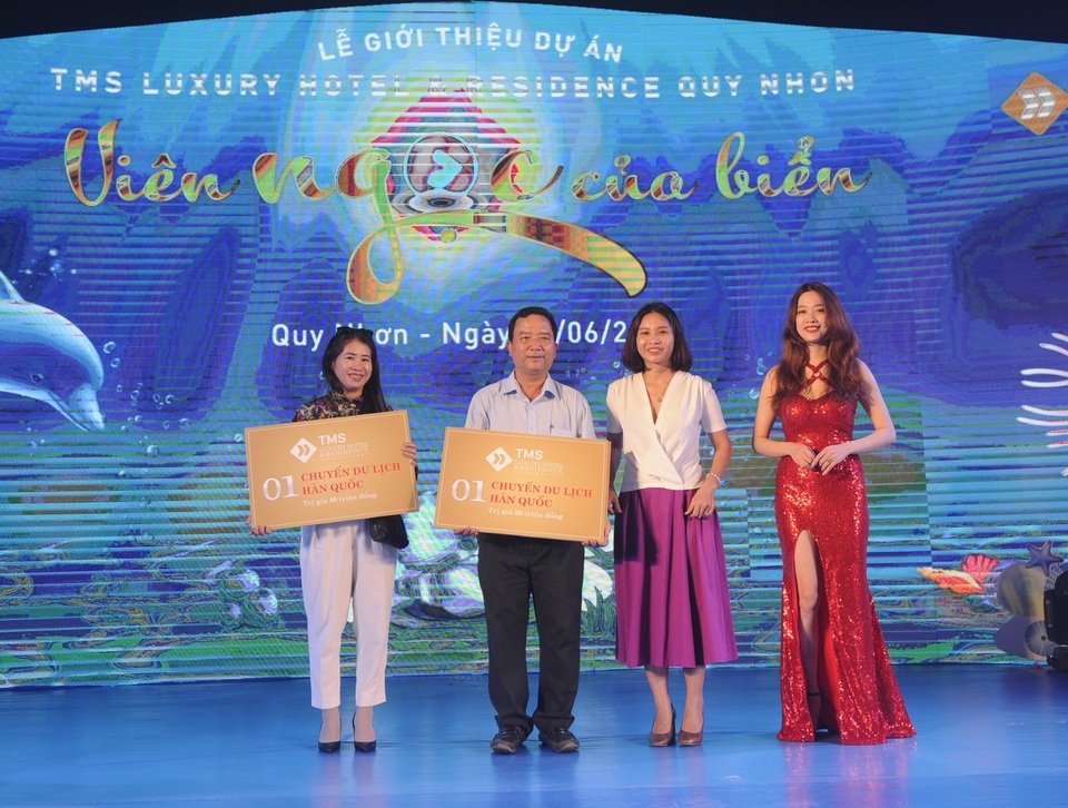 Sôi động Lễ giới thiệu dự án TMS Luxury Hotel & Residence Quy Nhơn - 3 Bà Lê Thị Tuyến - Phó Tổng Giám đốc Tập đoàn TMS trao tặng chuyến du lịch Hàn Quốc cho khách hàng đặt chỗ thành công căn hộ của dự án
