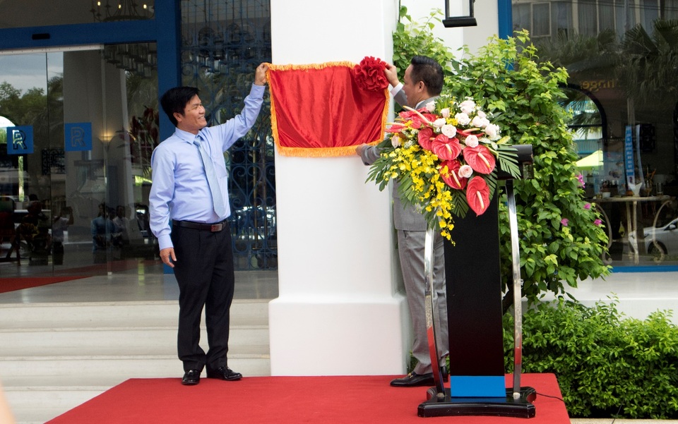 Chủ tịch Bùi Đức Long và Sở Du Lịch Đà Nẵng – Ông Ngô Quang Vinh cùng kéo khăn phủ