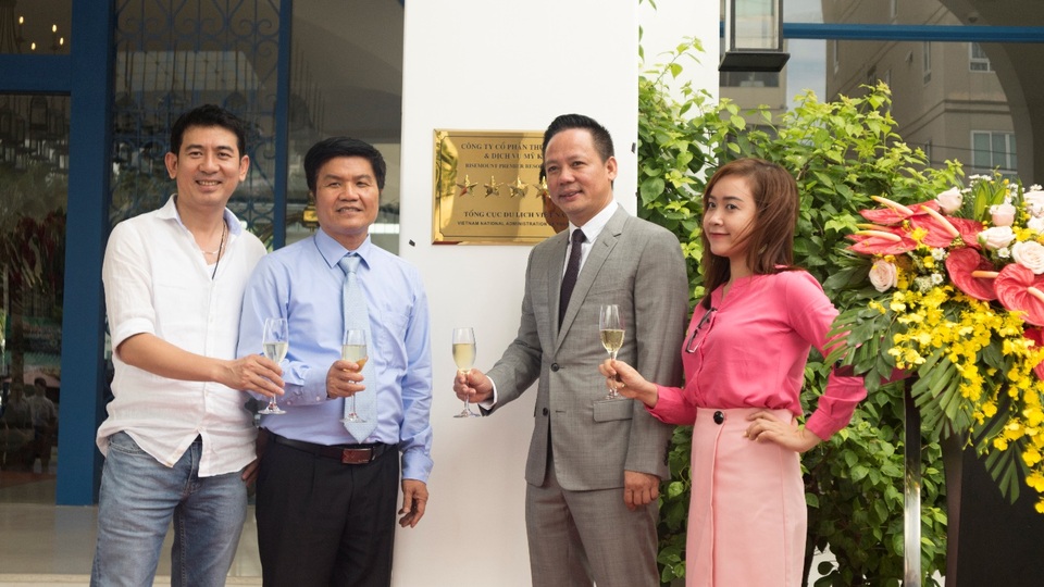 Chủ tịch Bùi Đức Long chụp ảnh cùng đại diện ban ngành