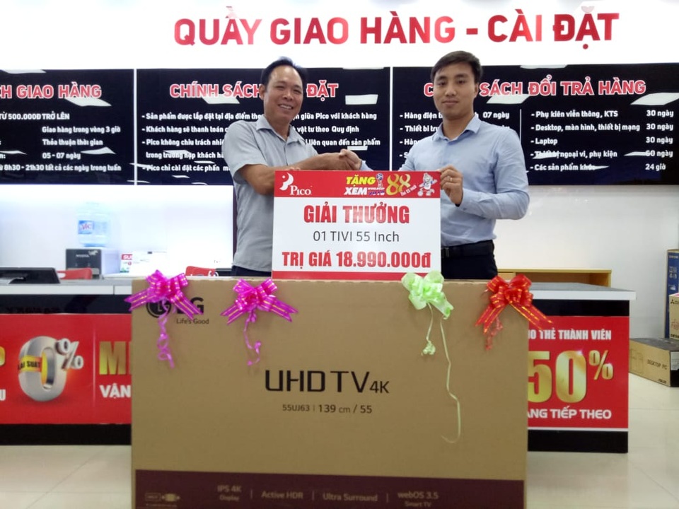 Điện máy Pico chi mạnh tay gần 2 tỷ đồng cho giải thưởng mùa World cup 2018 - 2 Khách hàng trúng thưởng đợt 1 được trao quà ngay sau đó, rinh luôn tivi mới 55 inch
