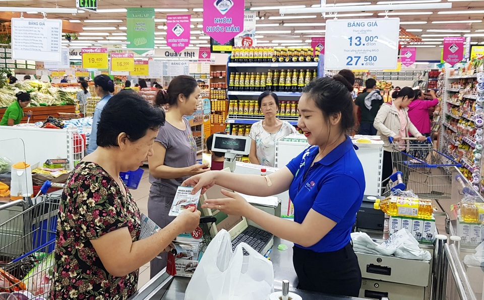 Đi siêu thị vừa tích điểm vừa tích tem đổi quà sang - 2 Những khách hàng đầu tiên nhận tem khi mua sắm tại siêu thị Co.opmart.