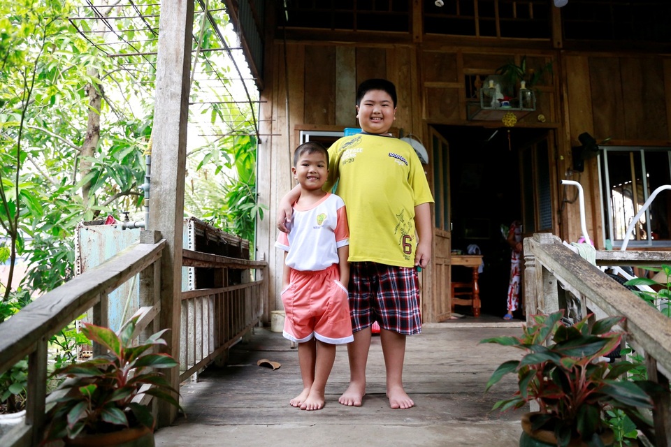 Anh trai Nguyễn Việt Hùng (phải) và em trai Nguyễn Việt Hòa (trái) vui tươi khi kể về ước mơ