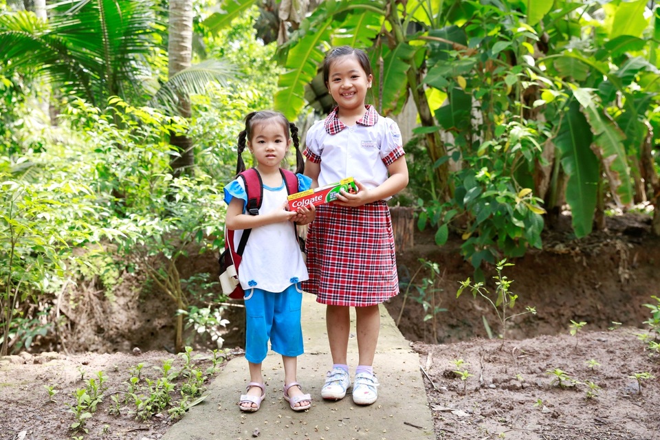 Hình ảnh hai chị em Nguyễn Huỳnh Anh (phải) và Nguyễn Huỳnh Minh Anh (trái) hạnh phúc khi nhận được học bổng từ Colgate.