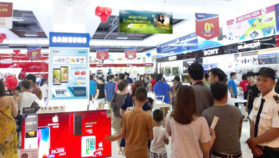 Điện máy VinPro giảm sốc 50% cùng World Cup - 1 Có nhiều chương trình khuyến mãi hấp dẫn và sản phẩm chất lượng nên VinPro luôn thu hút đông đảo khách hàng