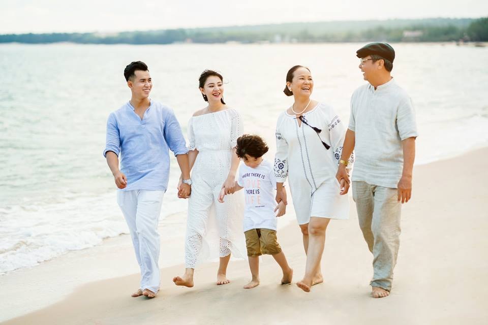 Khi ngôi nhà không còn là tổ ấm - 2 Gia đình vui vẻ bên nhau