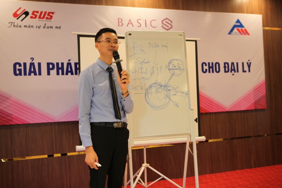 Ông Vũ Văn Khoa - Nguyên TGĐ Tập đoàn CEO Việt Nam – Cố vấn chiến lược Tập đoàn Basics Châu Á Thái Bình Dương chia sẻ trong cuộc họp nội bộ các đại lý tại Điện Biên