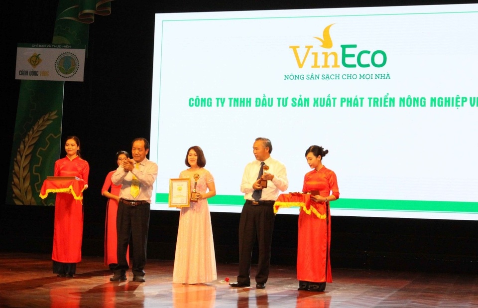 VinEco đạt danh hiệu Thương hiệu Vàng Nông nghiệp Việt Nam - 1 Đại diện VinEco nhận chứng nhận “Thương hiệu Vàng nông nghiệp Việt Nam”