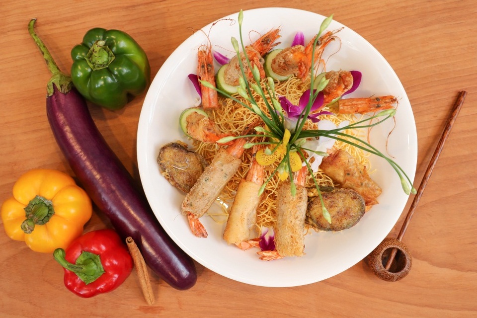 Gợi ý món chiên “ngon miệng bổ tim” từ đầu bếp cung đình - 3 Mì giòn phối ngẫu với tôm hỏa tiễn và cà tím nhân thịt