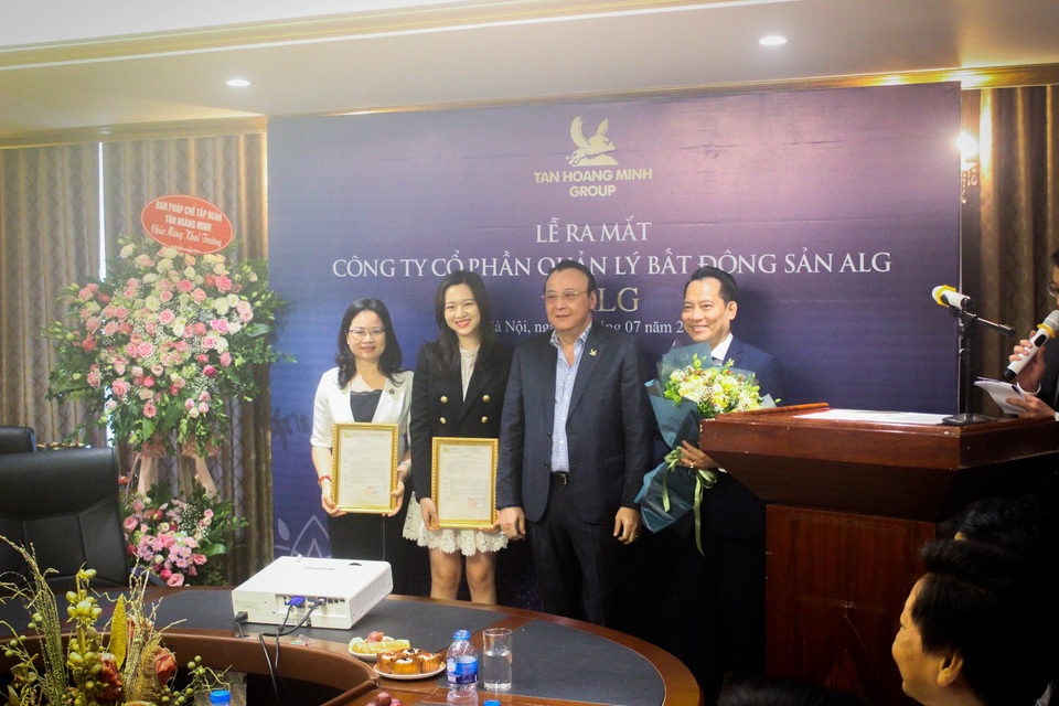 Tân Hoàng Minh ra mắt Công ty cổ phần quản lý bất động sản ALG - 1 Ông Đỗ Anh Dũng – Chủ tịch, Tổng Giám đốc Tân Hoàng Minh trao quyết định thành lập Công ty Cổ phần Quản lý Bất động sản ALG
