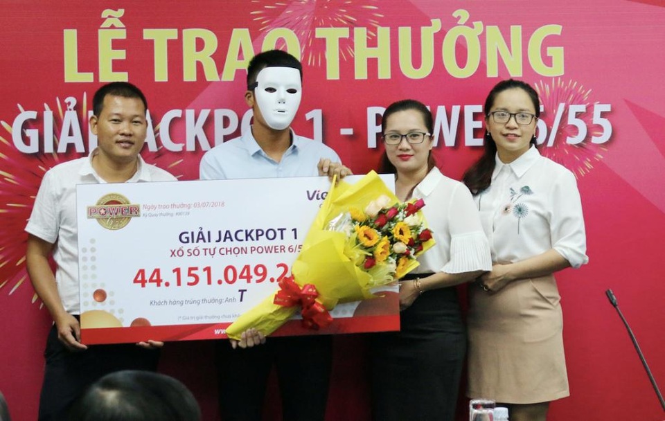Muốn trúng Jackpot Vietlott, mua ngay đừng chờ! - 1 Anh T. – tỷ phú Jackpot ở Quảng Bình trong ngày nhận giải