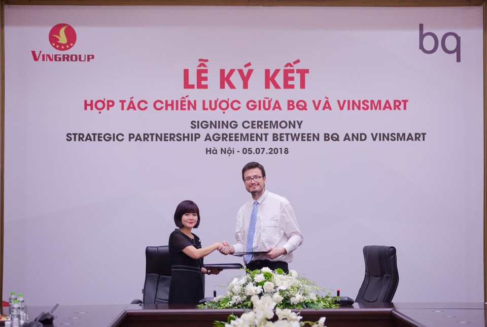 VinSmart hợp tác BQ sản xuất điện thoại thông minh - 1 Bà Nguyễn Mai Hoa - Tổng giám đốc VinSmart và ông Alberto Méndez Peydró – Chủ tịch kiêm Tổng giám đốc BQ tại lễ ký kết.