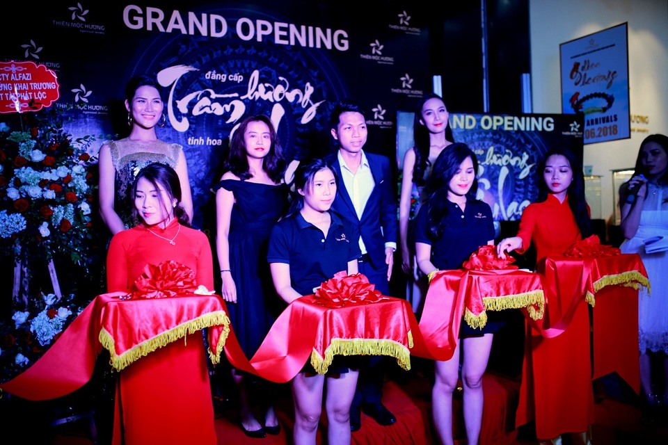 Thiên Mộc Hương khai trương Showroom trầm hương tại Hà Nội - 1 Ban lãnh đạo Thiên Mộc Hương cùng các khách mời vui mừng tham dự Lễ cắt băng khánh thành showroom mới.