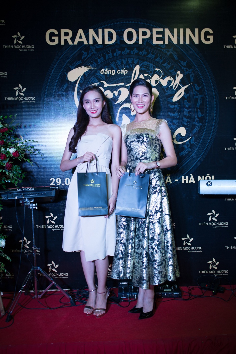 Thiên Mộc Hương khai trương Showroom trầm hương tại Hà Nội - 2 Buổi khai trương showroom có sự góp mặt của khách mời đặc biệt Hoa Hậu Thân Thiện Tại Hoa hậu Hoàn Vũ 2017 Ngọc Anh Nana và người mẫu Hồ Huyền.