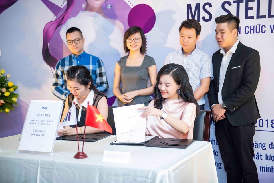 Lễ ra mắt và nhậm chức của Tân Chủ tịch MLi Việt Nam - 4 Ms. Stella Chang kí nhậm chức Tân Chủ tịch MLi Việt Nam