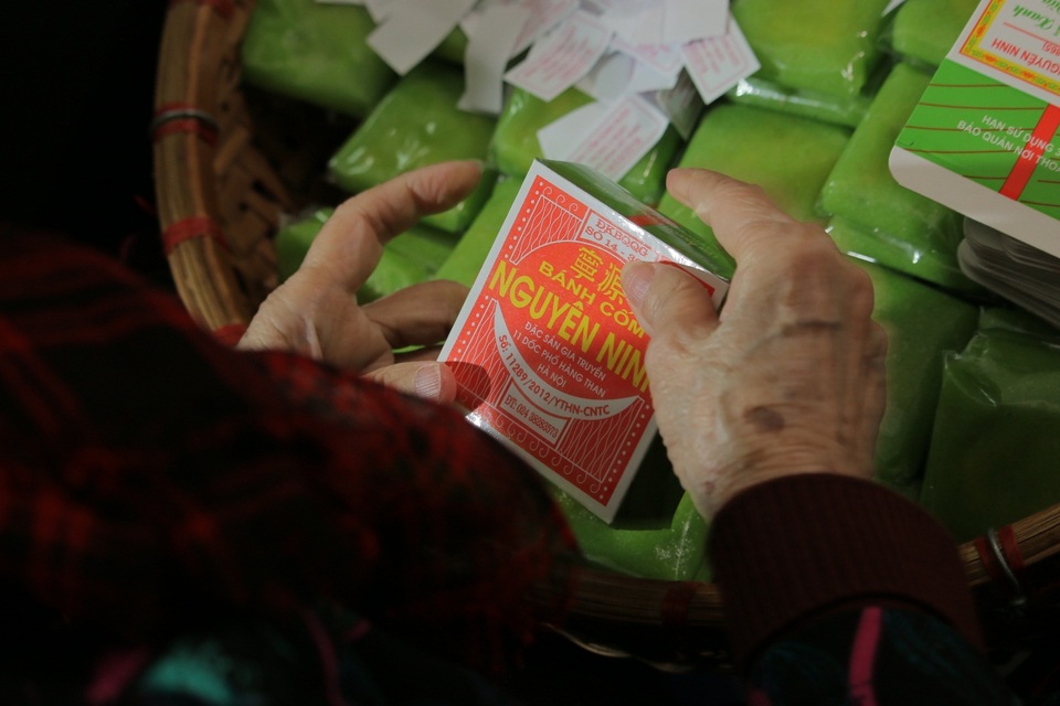 Lẫn lộn bánh cốm thật, giả: Làm sao để phân biệt ? - 4 Bánh cốm Nguyên Ninh giữ được vị ngon đặc biệt do chỉ truyền công thức cho con cháu trong nhà