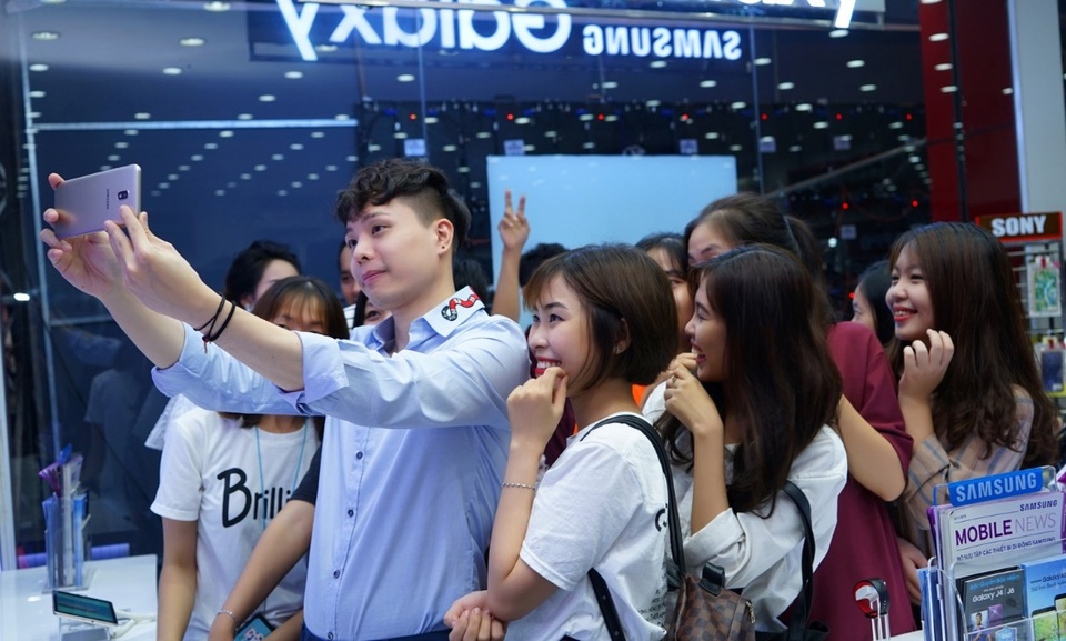 Xu hướng mua sắm điện thoại mới: Đã tiết kiệm lại còn nhận nhiều quà đến mỏi cả tay! - 4 Trịnh Thăng Bình cũng không thể cưỡng lại sức hút của chương trình Trợ Giá tại FPT Shop