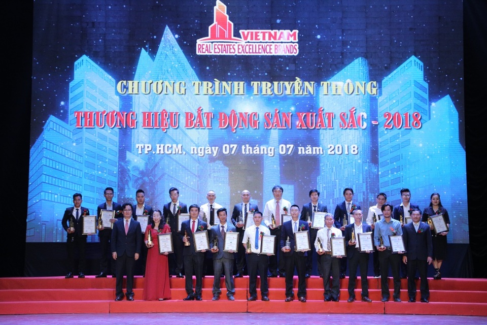 Office SaiGon tự hào Top 30 Thương hiệu Bất động sản xuất sắc Việt Nam 2018 - 1 Office SaiGon tự hào Top 30 Thương hiệu Bất động sản xuất sắc Việt Nam 2018 - 1