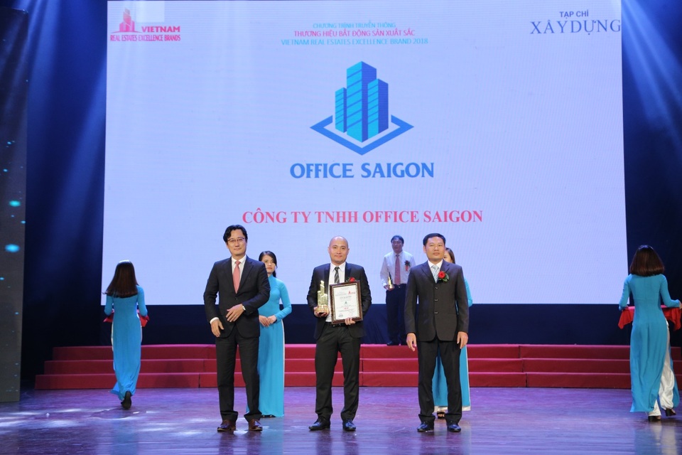 Office SaiGon tự hào Top 30 Thương hiệu Bất động sản xuất sắc Việt Nam 2018 - 2 Ông Nguyễn Thanh Trà – Giám đốc Office SaiGon lên nhận cúp và chứng nhận từ chương trình.