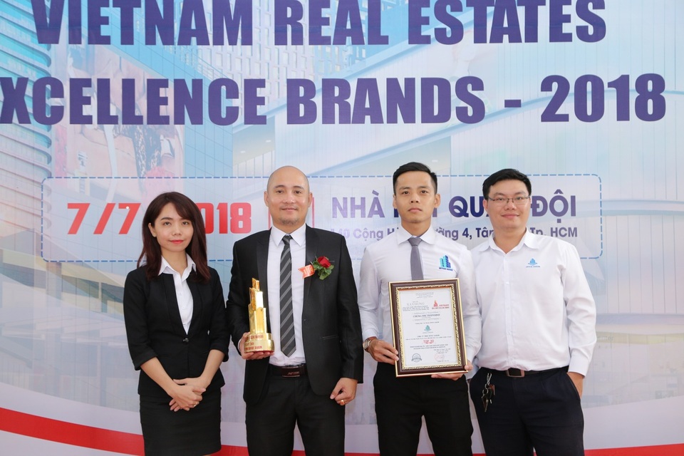 Office SaiGon tự hào Top 30 Thương hiệu Bất động sản xuất sắc Việt Nam 2018 - 3 Ông Nguyễn Trà (cầm cúp) cùng các đại diện nhân viên trong buổi lễ vinh danh