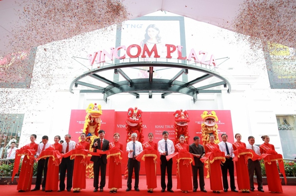 Vincom khai trương đồng loạt 3 TTTM tại Sơn La, Nghệ An và TP. Hồ Chí Minh - 1 Các đồng chí lãnh đạo Tỉnh, thành phố Sơn La cắt băng khánh thành TTTM Vincom Plaza Sơn La.