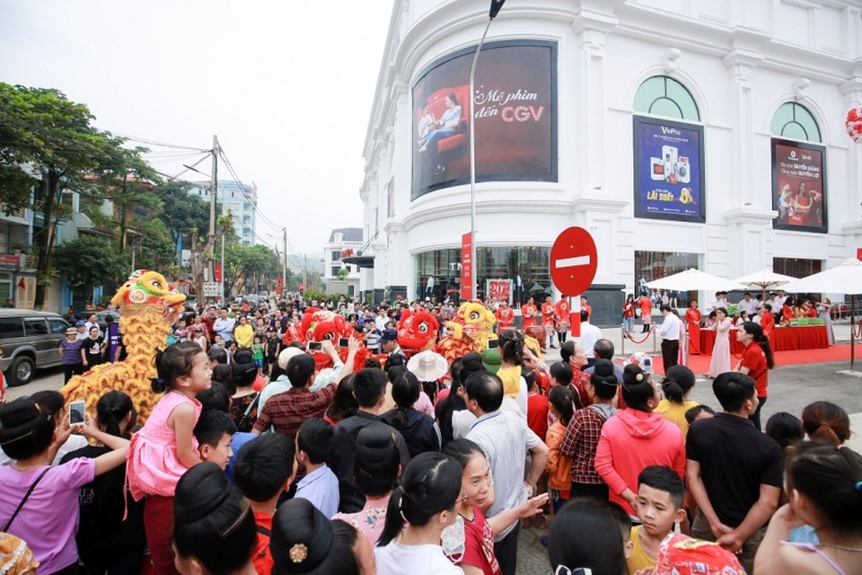 Vincom khai trương đồng loạt 3 TTTM tại Sơn La, Nghệ An và TP. Hồ Chí Minh - 2 Hàng nghìn khách hàng háo hức được trải nghiệm dịch vụ mua sắm, tiêu dùng, vui chơi giải trí tại Vincom Plaza Sơn La