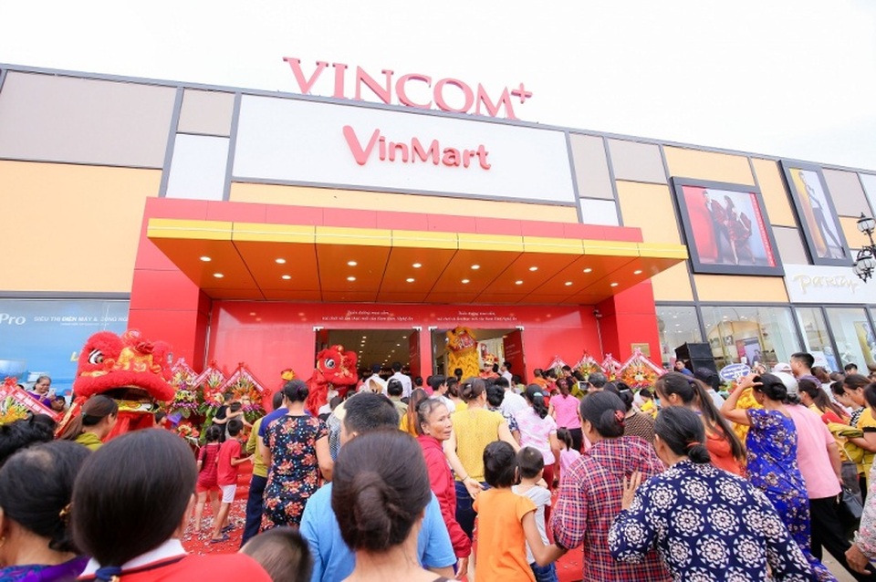Vincom khai trương đồng loạt 3 TTTM tại Sơn La, Nghệ An và TP. Hồ Chí Minh - 4 Vincom+ Nam Đàn thu hút hàng nghìn người dân Nghệ An đến trải nghiệm mua sắm, tiêu dùng hiện đại lần đầu tiên xuất hiện tại địa phương.