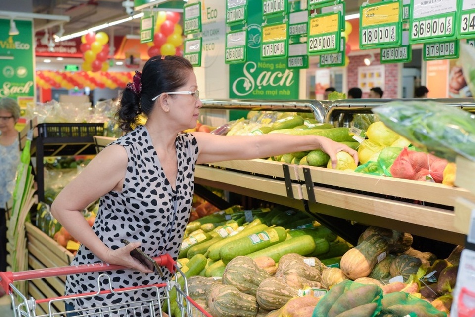 Vincom khai trương đồng loạt 3 TTTM tại Sơn La, Nghệ An và TP. Hồ Chí Minh - 7 Siêu thị Vinmart với diện tích trên 1.500m2 với hàng nghìn sản phẩm đa dạng, chất lượng và an toàn là điểm đến không thể bỏ qua với các bà nội trợ.