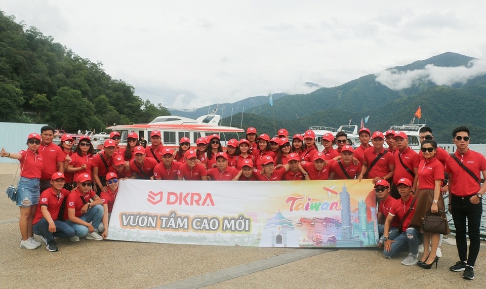 DKRA Vietnam “xuất ngoại” Đài Loan 180 “chiến binh” sales - 1 Hiệu quả bán hàng cao không chỉ mang đến thu nhập “khủng” mà còn tạo cơ hội cho các “chiến binh” sales đặt chân đến nhiều nơi trên thế giới. Trong ảnh: Các “chiến binh” sales DKRA Vietnam trong chuyến trải nghiệm Đài Loan.