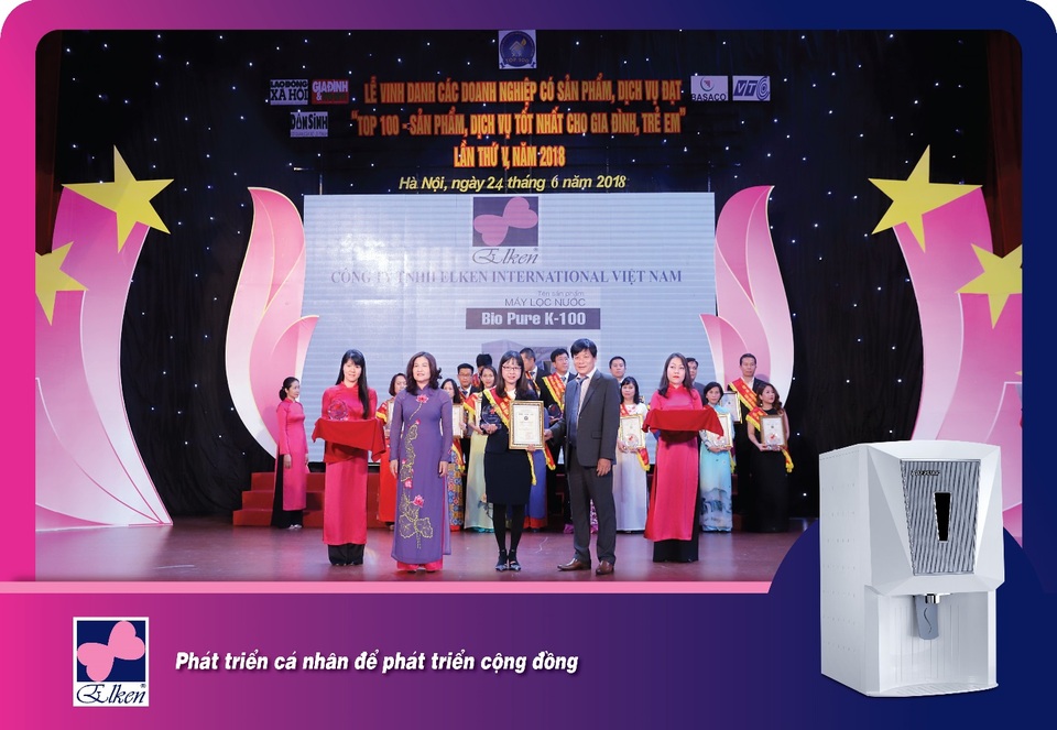 Máy lọc nước Elken Bio Pure K-100 đột phá với Top 1 ngành hàng Thiết bị gia dụng - 1 Bà Hoàng Thị Tú Hân (đứng giữa)- TGĐ Công ty Elken International Việt Nam nhận giải thưởng của chương trình.