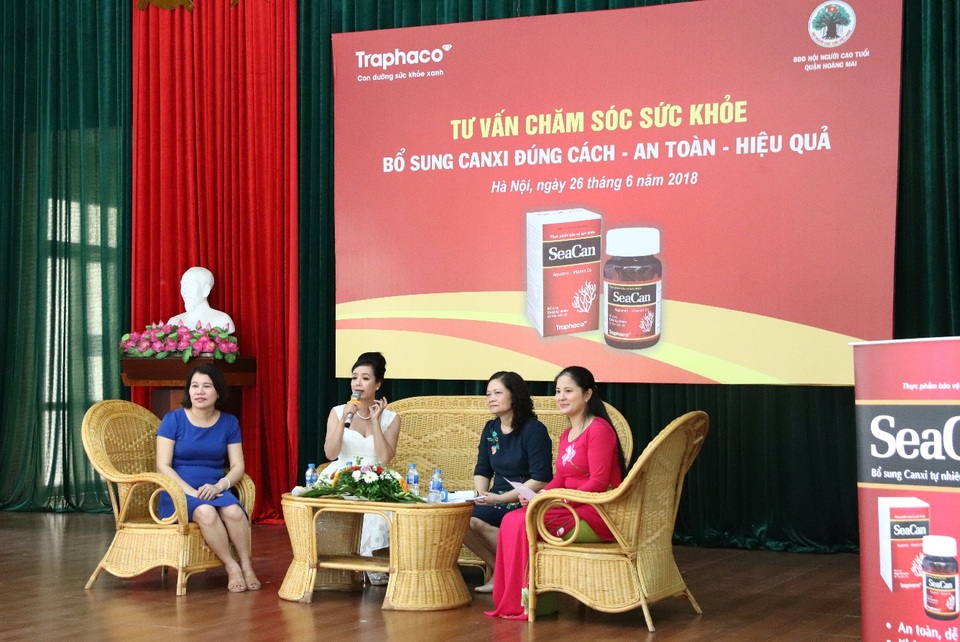 NSƯT Chiều Xuân chia sẻ kinh nghiệm bổ sung canxi tại Buổi Tư vấn Chăm sóc sức khỏe do Traphaco tổ chức ngày 26/6 tại quận Hoàng Mai, Hà Nội