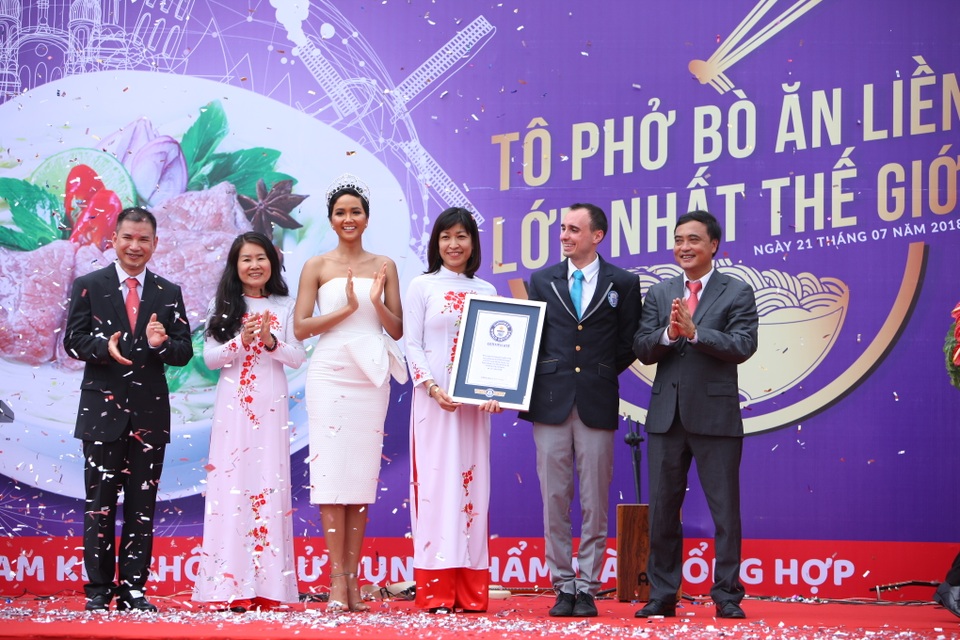 Tô phở bò ăn liền lớn nhất thế giới - 1 Tô phở bò ăn liền lớn nhất thế giới - 1
