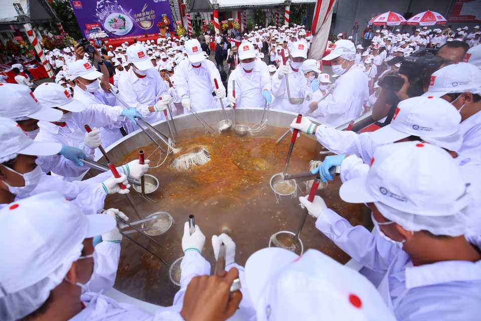 Tô phở bò ăn liền lớn nhất thế giới - 2 Tô phở bò ăn liền lớn nhất thế giới - 2