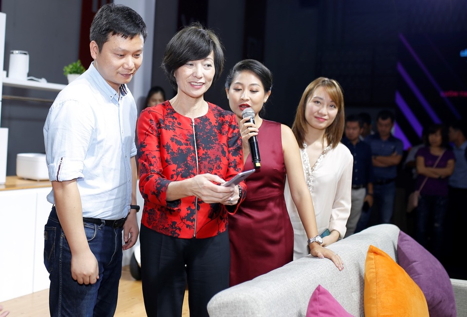 Kiến tạo cuộc sống thông minh từ dữ liệu di động - 3 Ông Jack Yung và bà Elezabete Fong thử nghiệm các thiết bị gia đình của Xiaomi bằng data tốc độ cao của Vetnamobile