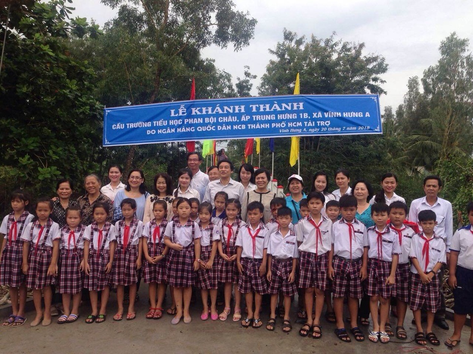 Ngân hàng Quốc Dân khánh thành cầu dân sinh tại Đồng Bằng Sông Cửu Long - 1 Không khí tưng bừng trong buổi lễ khánh thành cầu trường Tiểu học Phan Bội Châu, ấp Trung Hưng 1B, xã Vĩnh Hưng A, Bạc Liêu