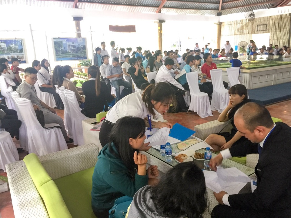 Trảng Bom, Đồng Nai tâm điểm mới của thị trường bất động sản - 2 Sàn Giao dịch BĐS Pearl Riverside thường xuyên thu hút đông đảo khách hàng tới tìm hiểu, đặt chỗ.