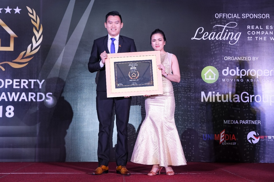 First Real nhận giải thưởng Dot Property Vietnam Awards 2018 ở hạng mục Best Developer Danang 2018 - 2 Đại diện First Real nhận giải thưởng Best Developer Da Nang 2018 - Nhà phát triển bất động sản tốt nhất Đà Nẵng 2018.
