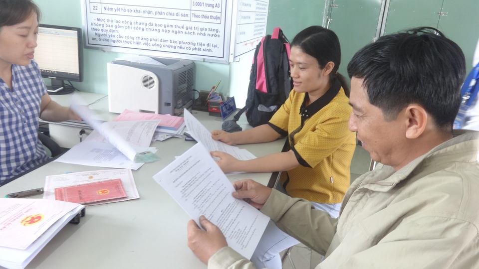 Cơn sốt đất nền Bà Rịa Vũng Tàu - 3 Chị Hà và anh Phong đang tiến hành thủ tục công chứng