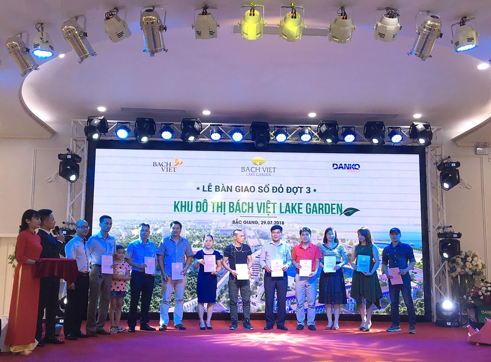 Bách Việt Lake Garden chính thức bàn giao sổ đỏ Đợt 3 cho cư dân - 1 Dự án Bách Việt Lake Garden chính thức bàn giao sổ đỏ đợt 3 cho cư dân