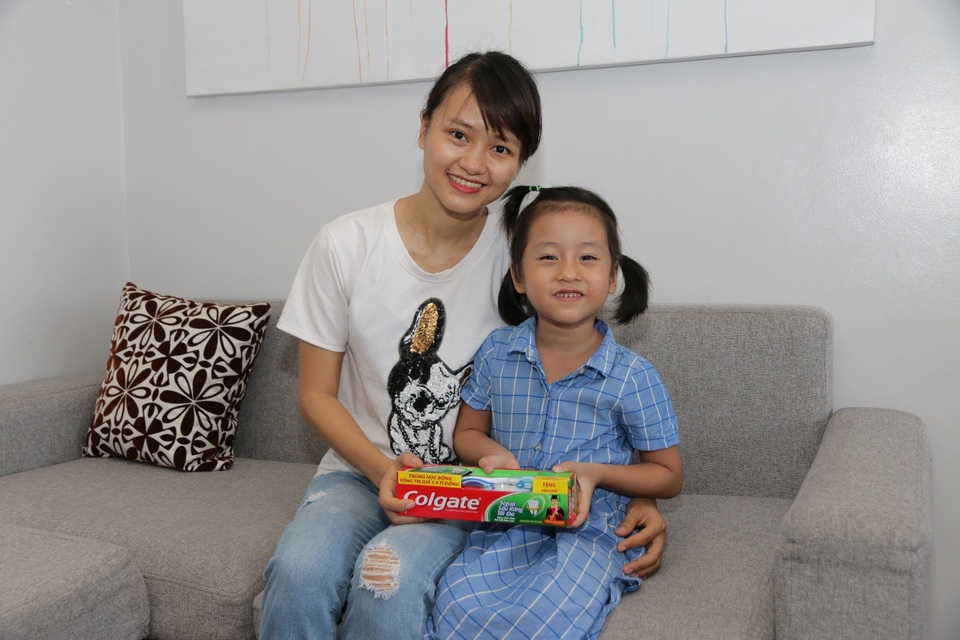 Chị Trang và bé Nguyễn Thu Hà tươi vui khi sẻ chia về ước mơ cùng học bổng Colgate