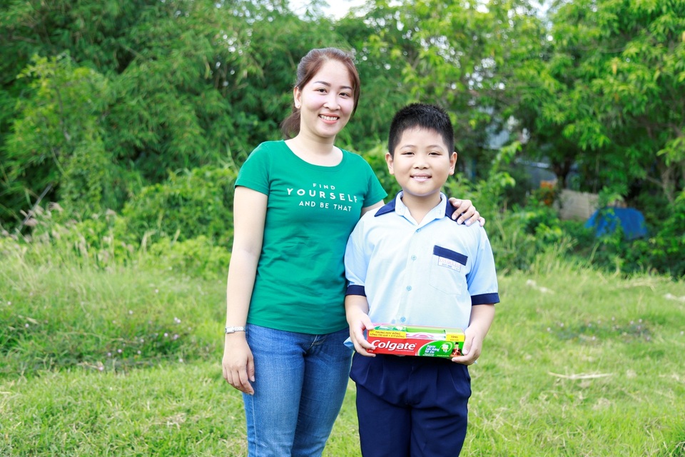 Nguyễn Duy Anh cùng mẹ cười rạng rỡ với học bổng Colgate