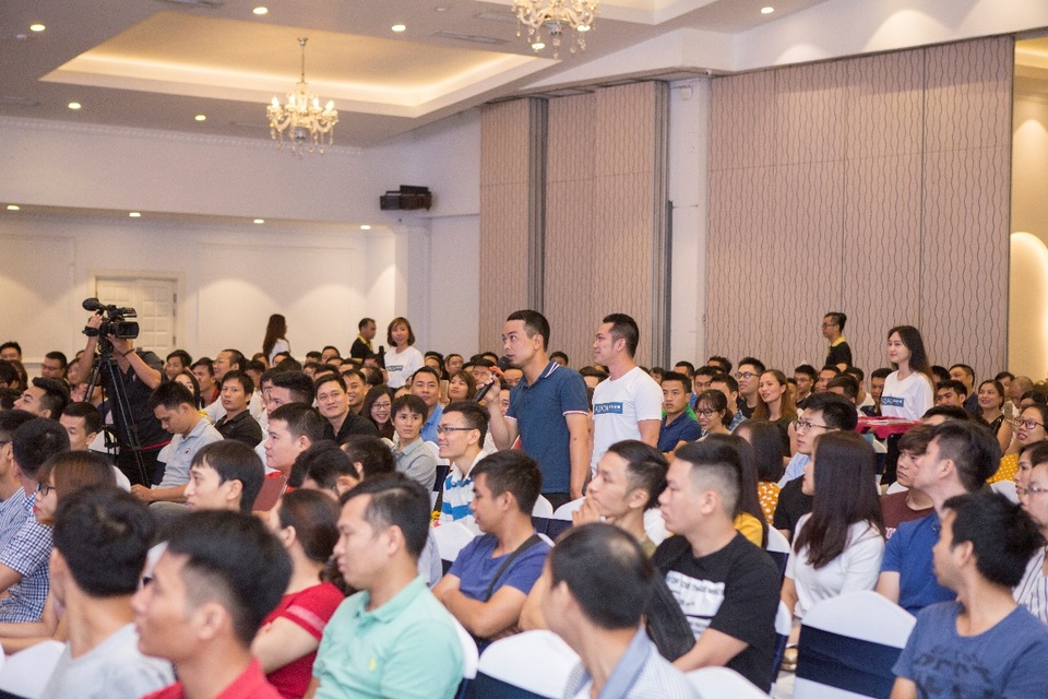 Kinh doanh online: Liệu có phải bài toán khó? - 4 Các thành viên của Lazada Club trong ra mắt Câu Lạc Bộ tại Hà Nội tháng 7 vừa qua.