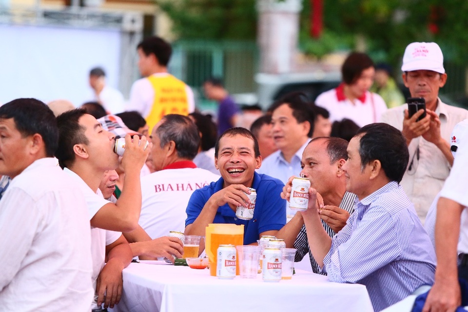 Hàng ngàn người kéo nhau về tham dự ngày hội Bia Hà Nội tại Nam Định - 6 Hàng ngàn người kéo nhau về tham dự ngày hội Bia Hà Nội tại Nam Định - 6