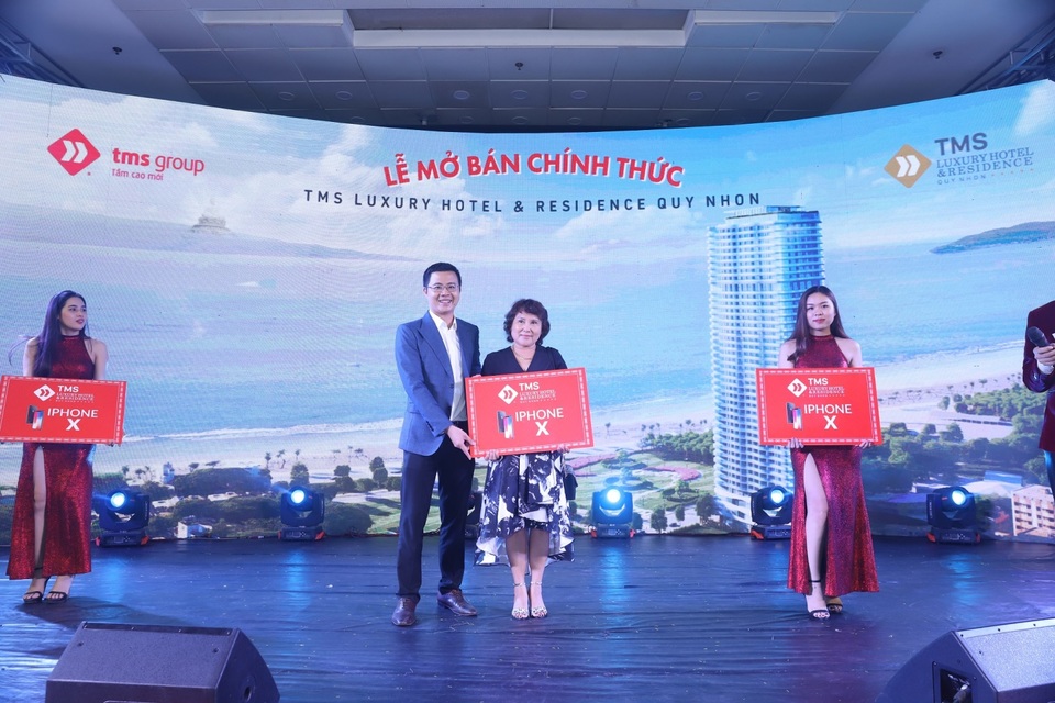 “Bùng nổ” mở bán dự án TMS Luxury Hotel & Residence Quy Nhơn - 6 Đại diện chủ đầu tư Tập đoàn TMS tặng quà cho khách hàng đặt mua thành công căn hộ ngay tại sự kiện