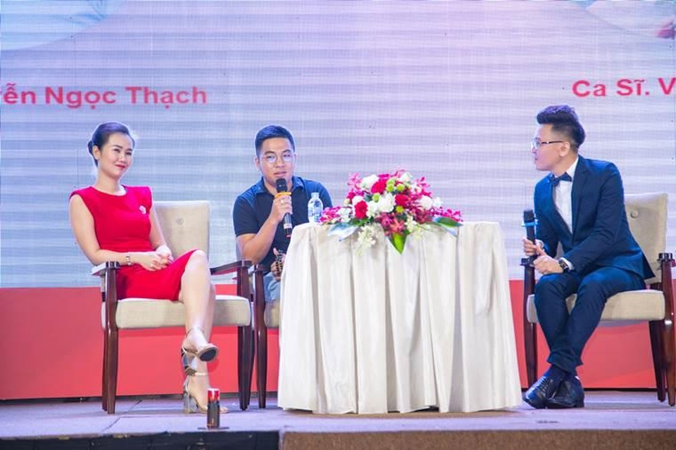 Chung kết cuộc thi “nhà môi giới tài năng”: thành công và đầy cảm xúc - 5 Nhà văn Nguyễn Ngọc Thạch và ca sĩ Võ Hạ Trâm chia sẻ nhiều câu chuyện với nhà môi giới trong quá trình mua nhà của mình