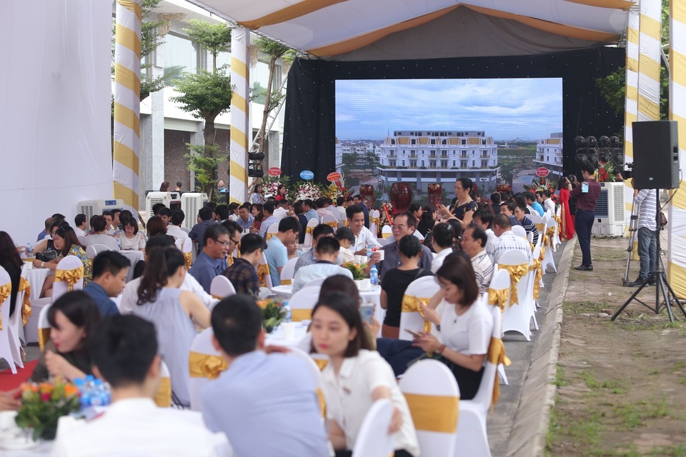 Ngay khi bắt đầu, Lễ khánh thành Shophouse Lê Trọng Tấn đã thu hút hơn 300 khách tham dự sự kiện.